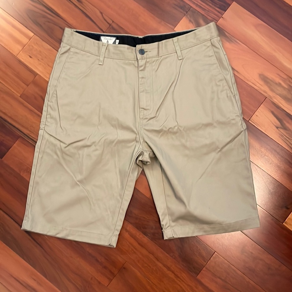 Men’s Volcom Khaki shorts